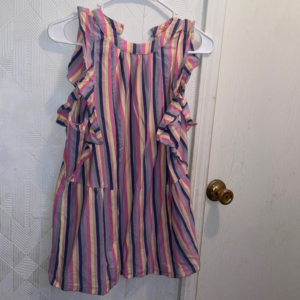 Super cute colorful striped Sleeveless Entro top size M.